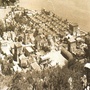 Φωτογραφία του ΄50 στην οποία φαίνονται απο ψηλά οι σκεπές των ομοιόμορφων σπιτιών του προσφυγικού συνοικισμού.